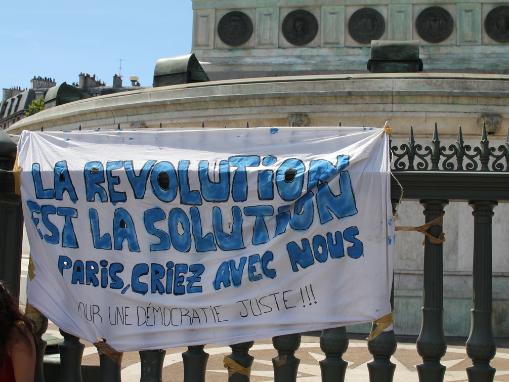 La révolution est la solution. Paris criez avec nous !