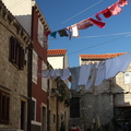 Dubrovnik - Linge qui sèche au dessus d'une vieille place de la ville