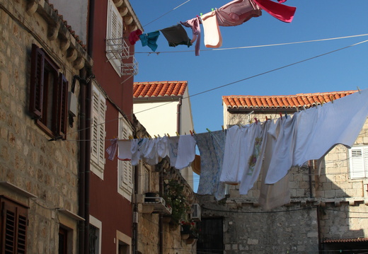 Dubrovnik - Linge qui sèche au dessus d'une vieille place de la ville