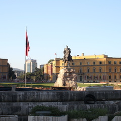 Place et statue Skanderberg