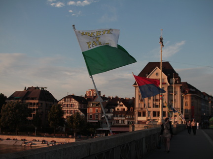 Basel / Bâle (Suisse), Mittlere Brücke - Drapeaux des cantons suisse - Drapeau de Vaud