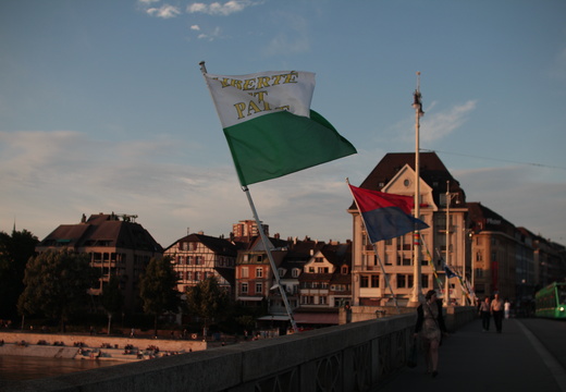Basel / Bâle (Suisse), Mittlere Brücke - Drapeaux des cantons suisse - Drapeau de Vaud