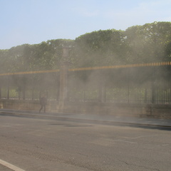 Paris 1er, rue de Rivoli, avril 2011, sécheresse - Nuage de poussière s'envolant du jardin des Tuileries