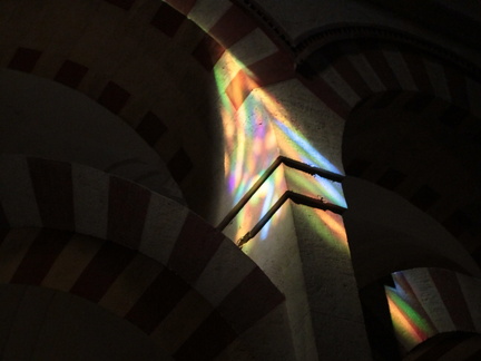 Cordoba / Cordoue - Couleurs des vitraux sur les arches de la cathédrale