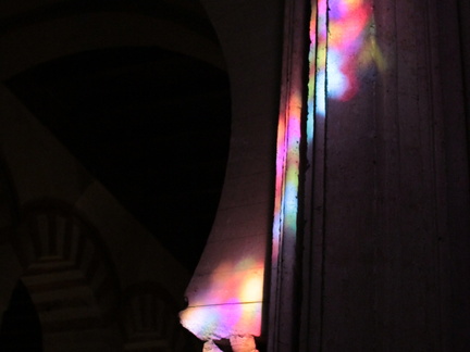 Cordoba / Cordoue - Couleurs des vitraux sur une colonne de la cathédrale