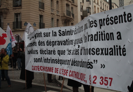 Le catéchisme condamne les actes d'homosexualité comme des dépravations graves