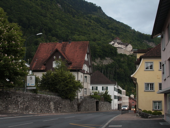 Liechtenstein -  Entrée de Vaduz avec le château en surplomb